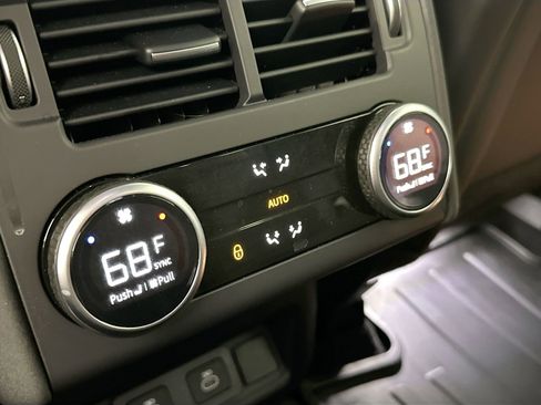 Certified 2025 Land Rover Discovery Dynamic SE image 29