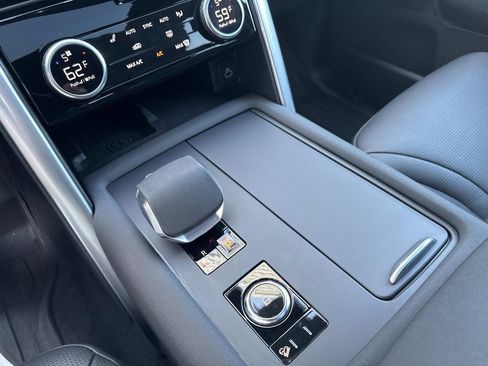 Certified 2025 Land Rover Discovery S AWD/4WD image 26