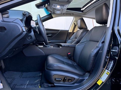 Certified 2025 Lexus ES 300h w/ Premium Package image 16