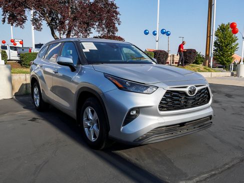 Used 2024 Toyota Highlander LE AWD/4WD image 2