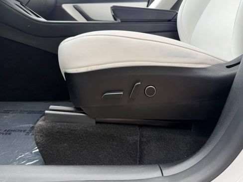 Used 2022 Tesla Model Y Long Range AWD/4WD image 27
