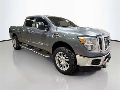 Used 2017 Nissan Titan SV image 5