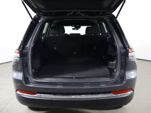Used 2025 Jeep Grand Cherokee Laredo RWD image 17