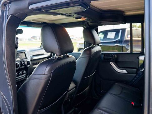 Used 2016 Jeep Wrangler Unlimited Rubicon w/ Connectivity Group AWD/4WD image 23