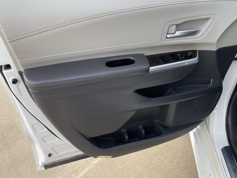 Used 2023 Toyota Sienna XLE image 4