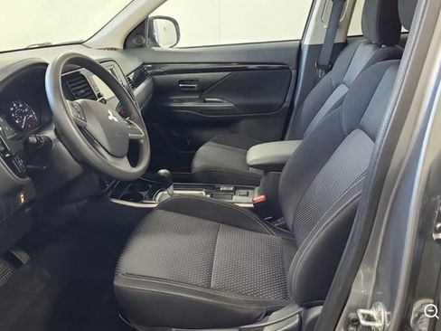 Used 2020 Mitsubishi Outlander ES FWD image 3