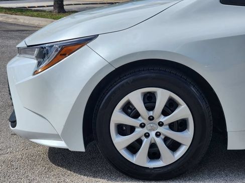 Used 2025 Toyota Corolla LE FWD image 5
