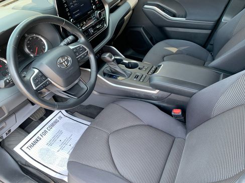 Used 2022 Toyota Highlander LE AWD/4WD image 15