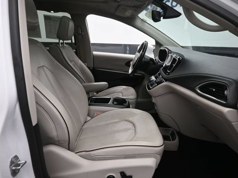 Used 2020 Chrysler Pacifica Limited FWD image 9