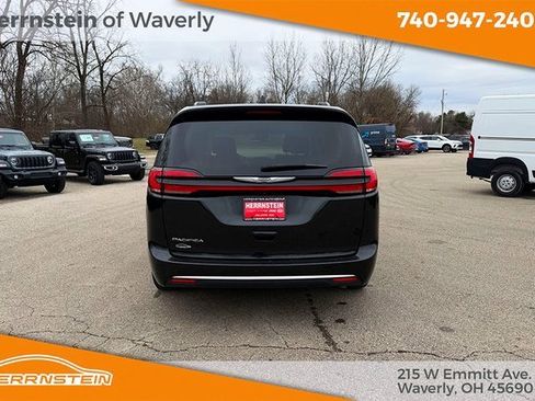 Used 2022 Chrysler Pacifica Touring-L image 23