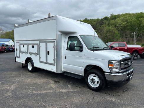 New 2027 Ford E-350 and Econoline 350 Super Duty w/ Interior Upgrade Package RWD image 18