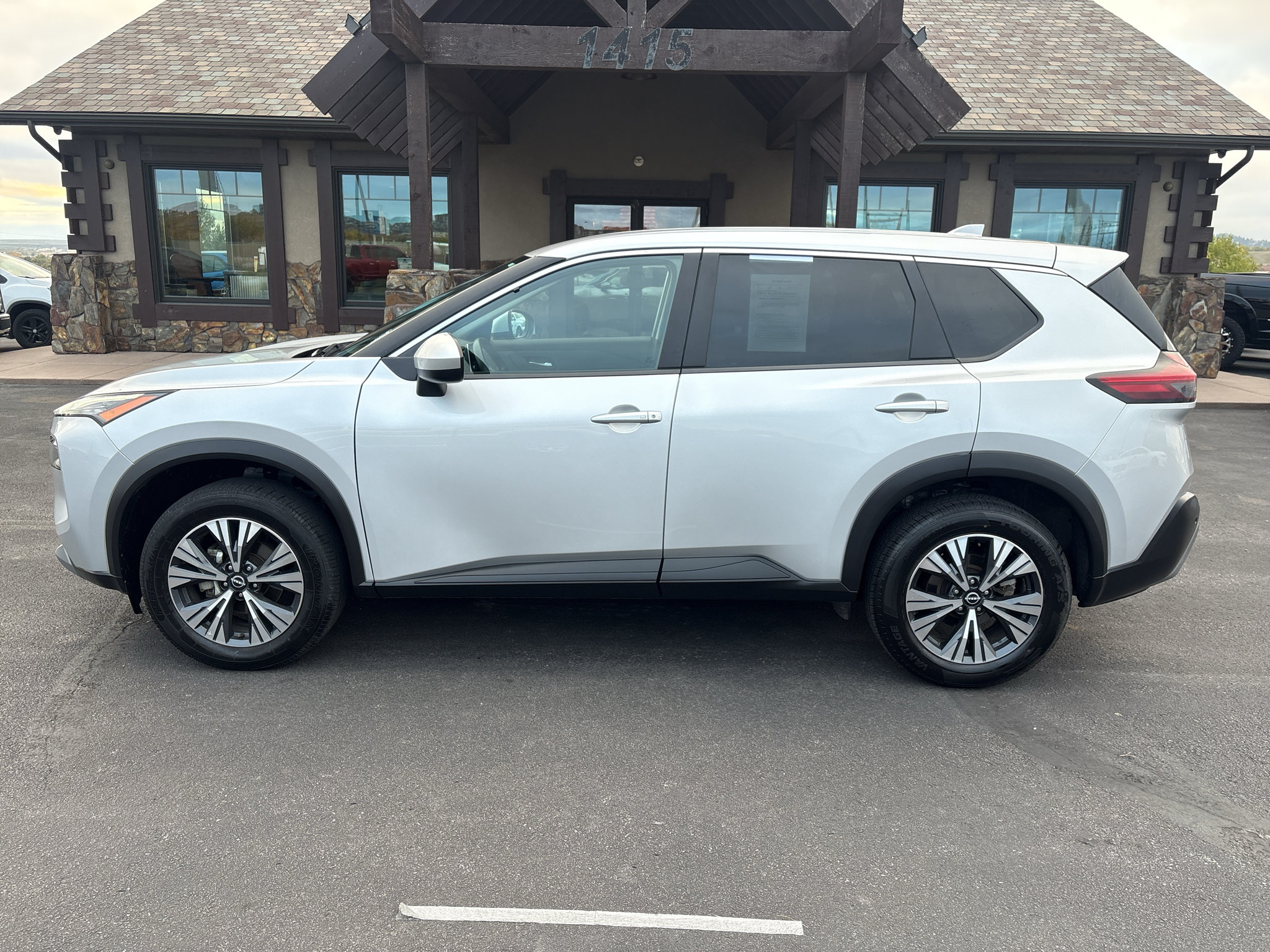 Used 2023 Nissan Rogue SV FWD image 1