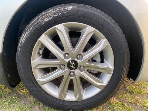 Used 2015 Hyundai Elantra SE w/ Option Group 02 FWD image 27