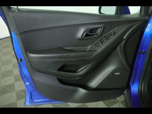 Used 2016 Chevrolet Trax LT w/ LT Sun and Sound Package AWD/4WD image 14