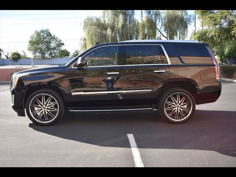 Used 2017 Cadillac Escalade Luxury image 4