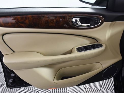 Used 2009 Jaguar XJ8 image 19