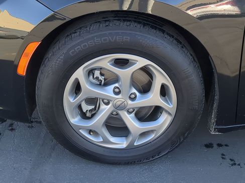 Used 2024 Chrysler Pacifica Limited image 13