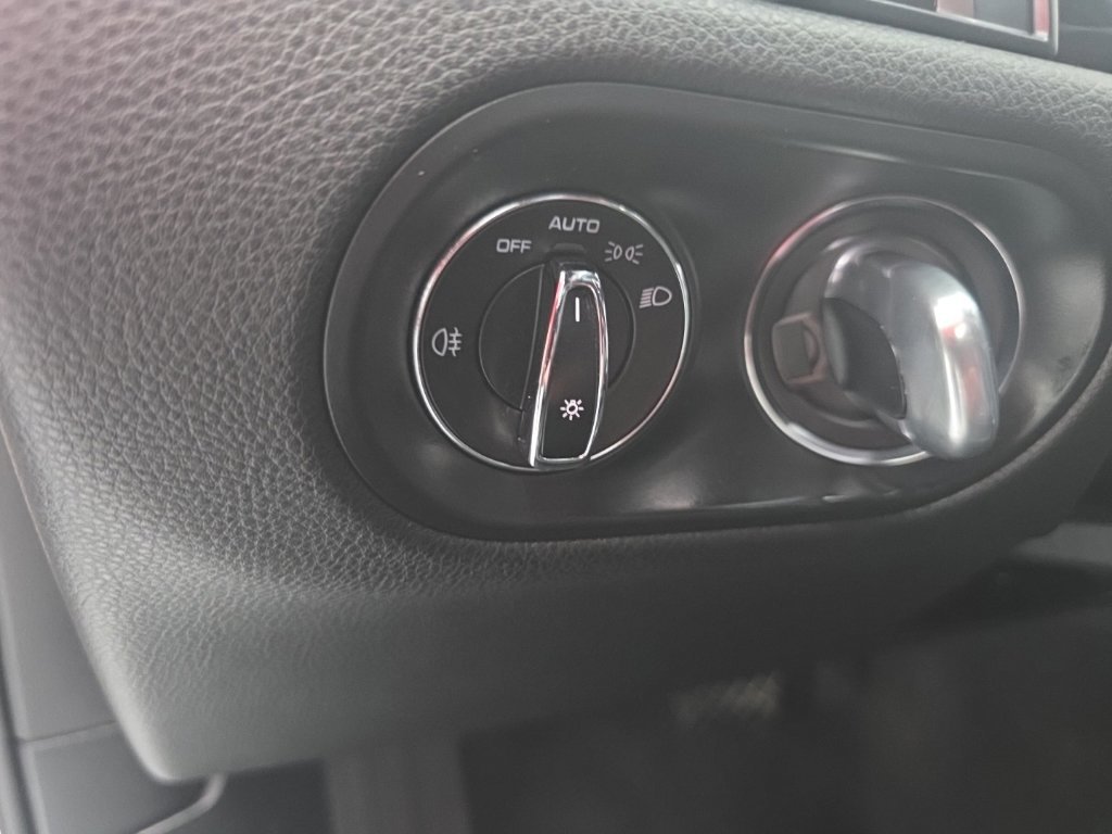 Used 2021 Porsche Macan AWD/4WD image 31