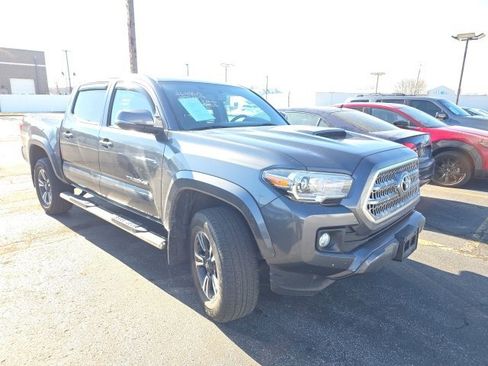 Used 2017 Toyota Tacoma TRD Sport image 5