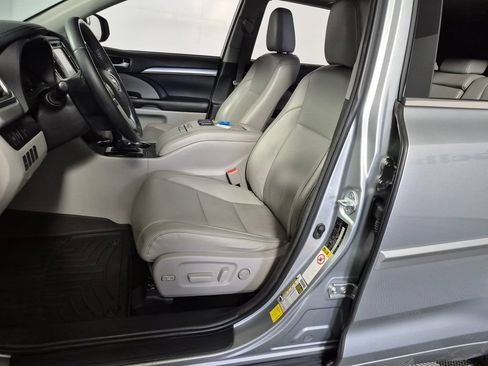 Used 2018 Toyota Highlander XLE AWD/4WD image 9
