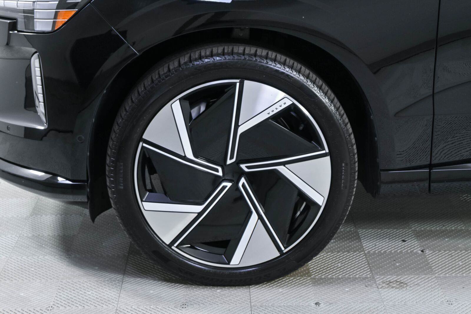 Certified 2025 Volvo EX90 Ultra AWD/4WD image 39