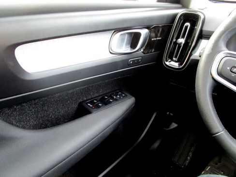 Used 2020 Volvo XC40 T5 Momentum w/ Protection Package Premier image 27