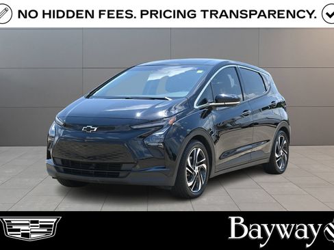 Used 2023 Chevrolet Bolt LT w/ Infotainment Package FWD image 1