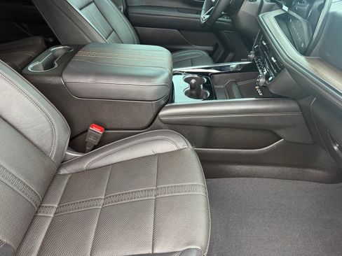 Used 2025 Chevrolet Suburban High Country image 30