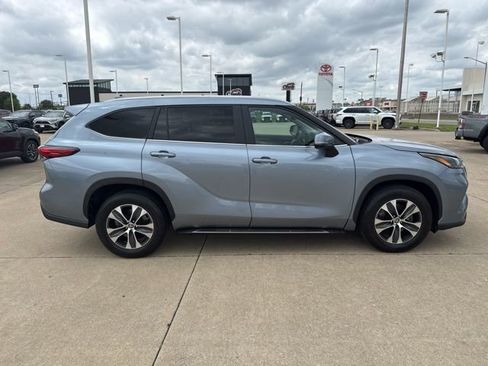 Used 2023 Toyota Highlander XLE FWD image 3