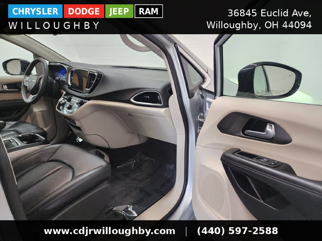 Used 2024 Chrysler Pacifica Touring-L FWD image 36