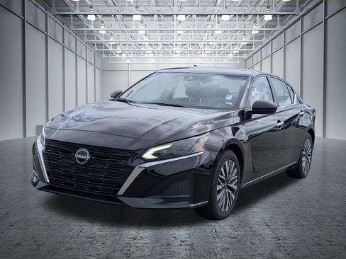 Used 2024 Nissan Altima 2.5 SV FWD image 3