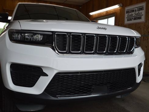 Used 2025 Jeep Grand Cherokee Laredo X w/ Luxury Tech Group I AWD/4WD image 3