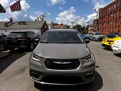Used 2023 Chrysler Pacifica Touring-L FWD image 2
