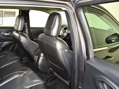 Used 2019 Jeep Cherokee Limited image 45