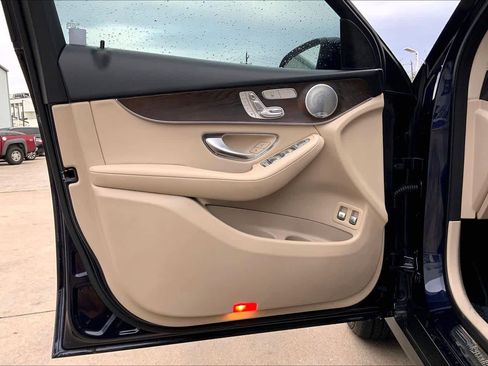 Used 2019 Mercedes-Benz GLC 350e 4MATIC w/ Premium Package image 21