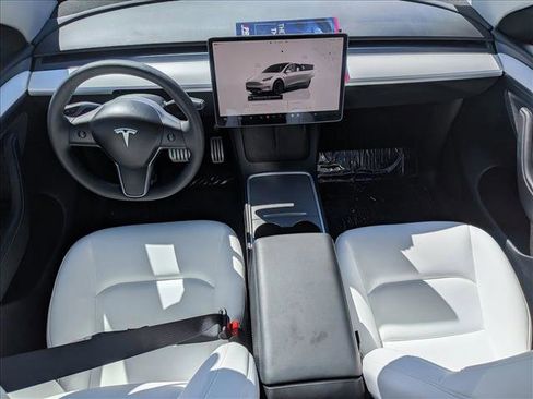 Used 2025 Tesla Model Y Performance image 17