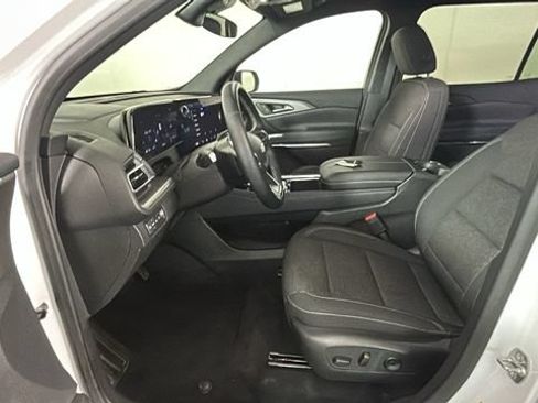 Used 2025 Chevrolet Traverse LT AWD/4WD image 11