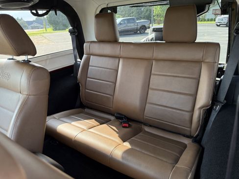 Used 2012 Jeep Wrangler Rubicon w/ PWR Convenience Group image 11