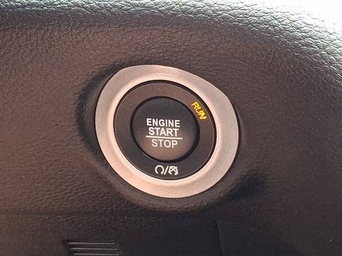 Used 2025 Chrysler Pacifica Limited FWD image 24