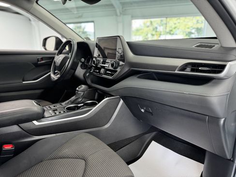 Used 2024 Toyota Highlander LE image 34