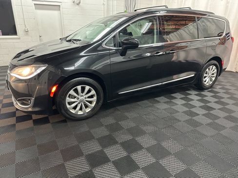 Used 2017 Chrysler Pacifica Touring-L FWD image 3
