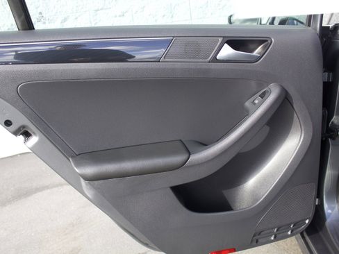 Used 2017 Volkswagen Jetta SEL FWD image 23