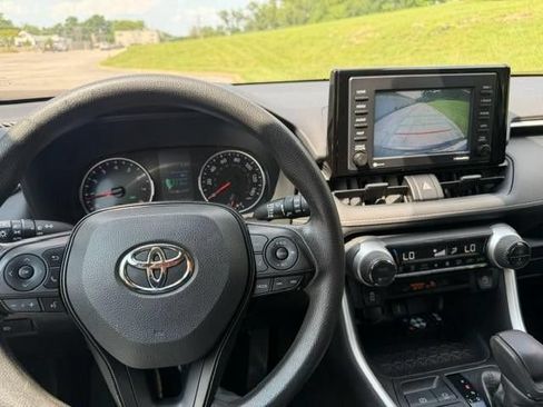 Used 2021 Toyota RAV4 XLE AWD/4WD image 9