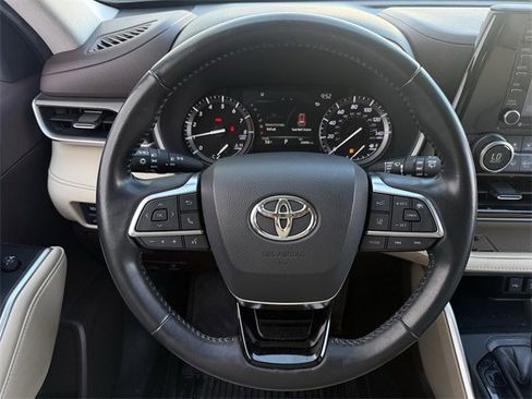 Used 2021 Toyota Highlander XLE image 12