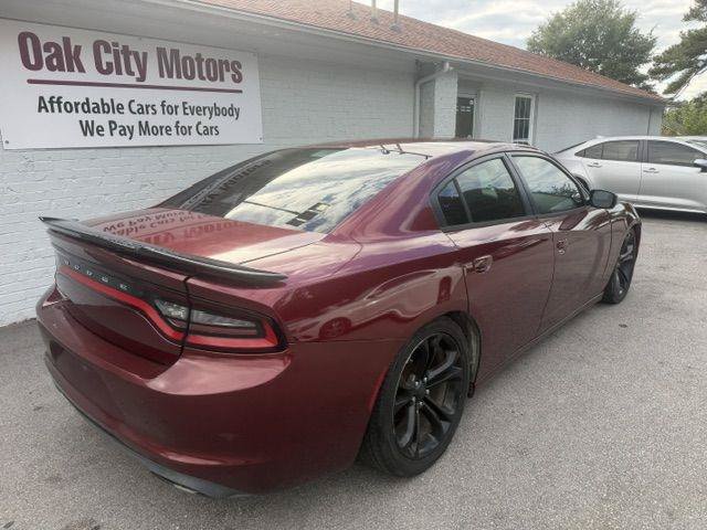 Used 2017 Dodge Charger SE RWD image 5