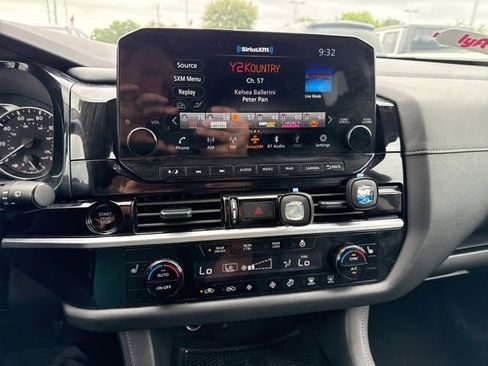 Used 2025 Nissan Pathfinder SL FWD image 32
