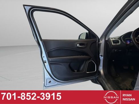 Used 2018 Jeep Compass Latitude w/ Cold Weather Group AWD/4WD image 34