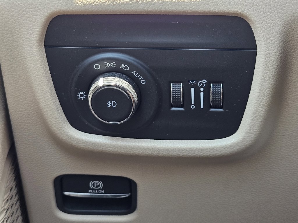 Used 2023 Jeep Grand Cherokee L Limited w/ Luxury Tech Group II RWD image 22
