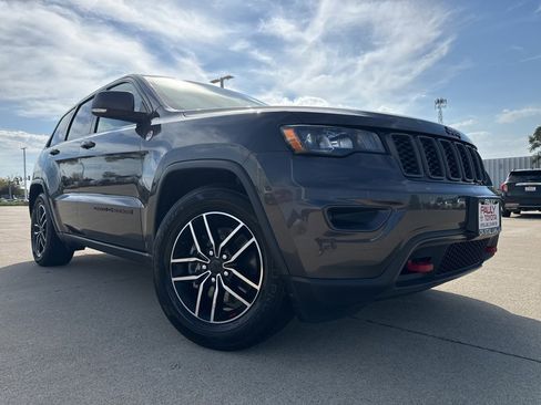 Used 2021 Jeep Grand Cherokee Trailhawk image 2