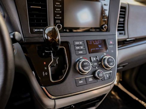 Used 2018 Toyota Sienna XLE image 26